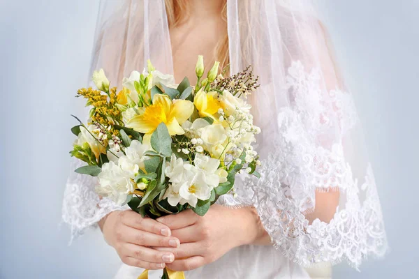 아름 다운 신부 지주 꽃다발 — 스톡 사진