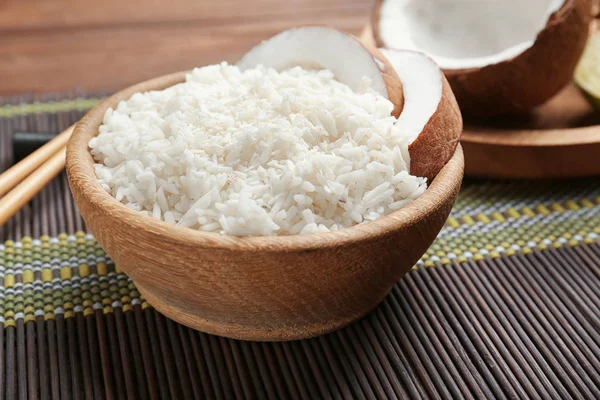 Houten schaal met coconut rijst — Stockfoto