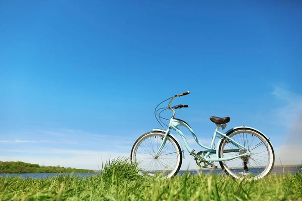 Bicicleta de pé na grama — Fotografia de Stock
