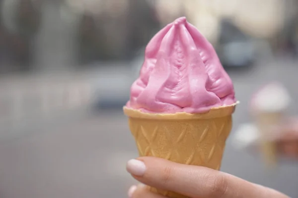 おいしいアイスクリームを持つ若い女性 — ストック写真