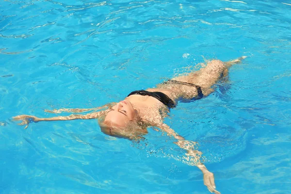 Mladá žena v bazénu — Stock fotografie