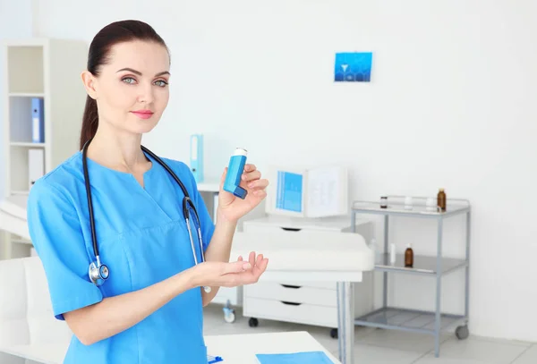 Läkaren håller astmainhalator — Stockfoto