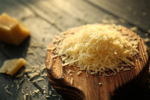 Placa de madeira com queijo — Fotografia de Stock