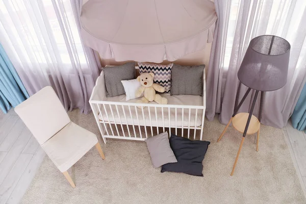 Уютная детская комната с кроваткой — стоковое фото
