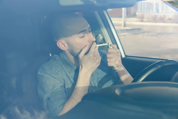 Bonito homem fumando cigarro — Fotografia de Stock