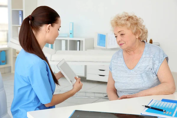 Orthopedist examining senior woman — Stock Photo, Image