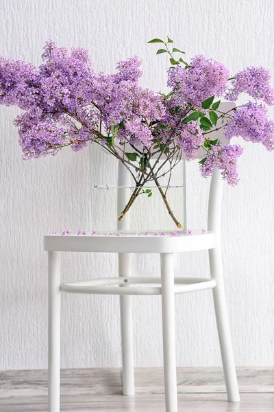 Güzel Eflatun çiçekli vazo — Stok fotoğraf