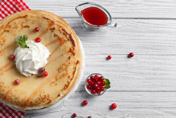Tasty pancakes with cream — Stock Photo, Image