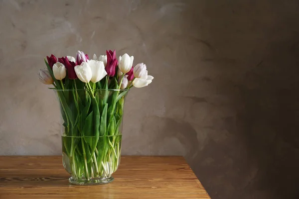 Váza s krásné tulipány — Stock fotografie