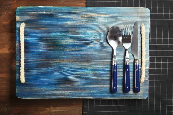 Conjunto de tablero y cubiertos de madera — Foto de Stock