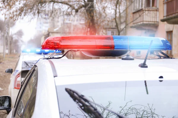 Полицейская машина с мигалкой — стоковое фото