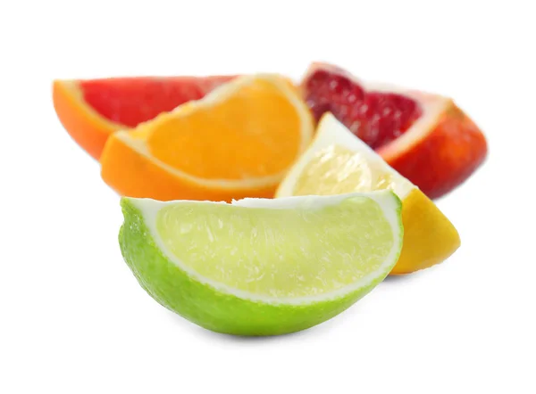 Saftig lime med skivor av citrusfrukter — Stockfoto