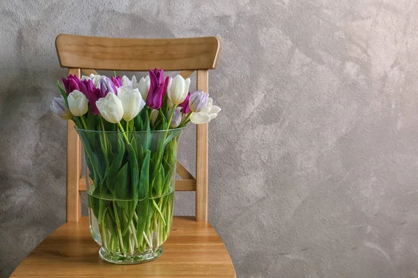 Vase avec de belles tulipes — Photo