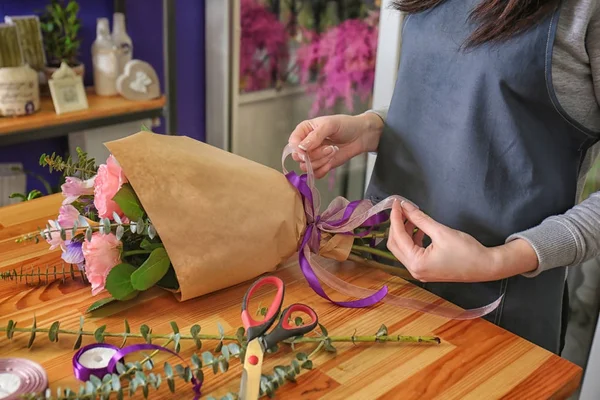 Female florist packing beautiful bouquet — Stock Photo, Image