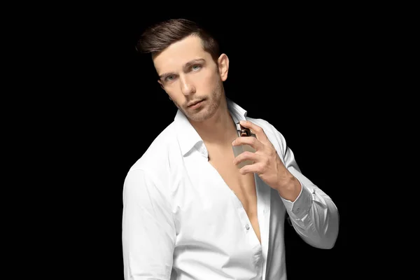 Bell'uomo usando profumo — Foto Stock