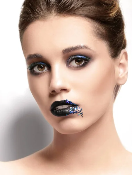 Bela jovem com maquiagem criativa — Fotografia de Stock