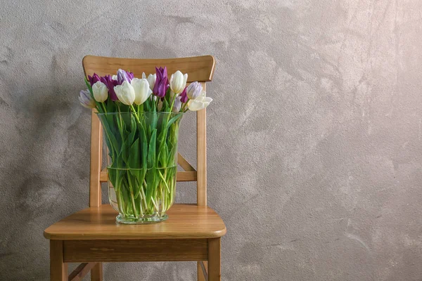 Vase avec de belles tulipes — Photo