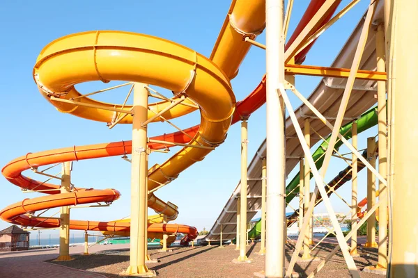 Waterpark glijbanen — Stockfoto