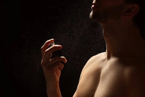 Homem bonito usando perfume — Fotografia de Stock