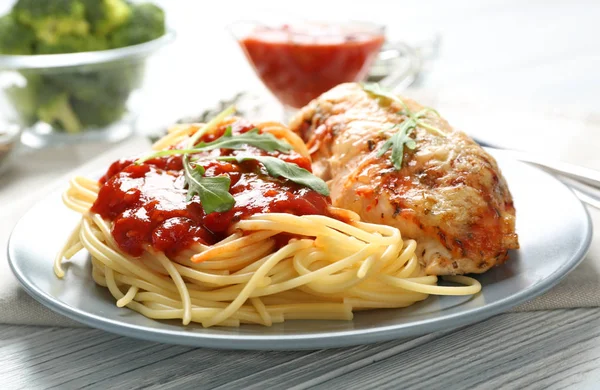 Leckere Pasta mit Huhn — Stockfoto