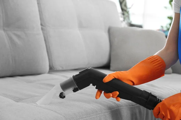 Tangan wanita membersihkan sofa — Stok Foto