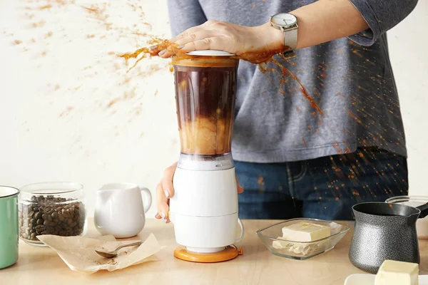 Wanita menggunakan blender untuk membuat kopi — Stok Foto