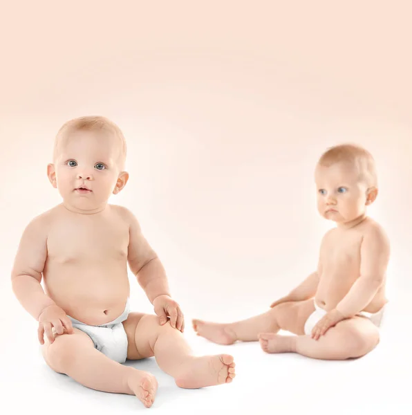 Lindos bebés en el fondo — Foto de Stock