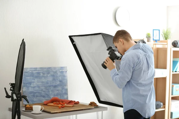 Hombre Fotografiando comida — Foto de Stock