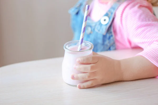 Menina bonito com iogurte — Fotografia de Stock