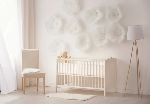 Acogedora habitación de bebé con cuna — Foto de Stock