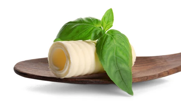 Вкусные завитки масла и листья базилика — стоковое фото