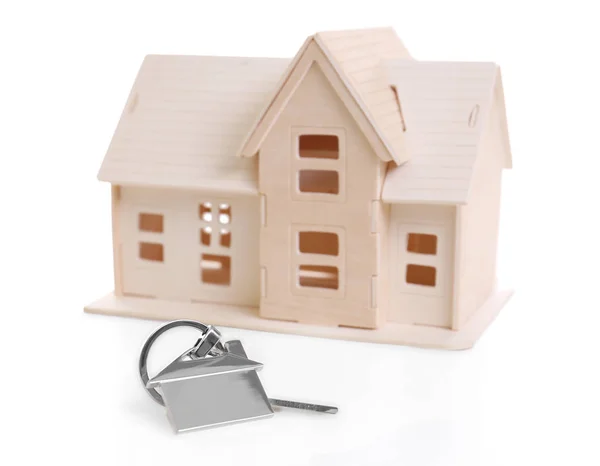 Модель дома и ключ — стоковое фото