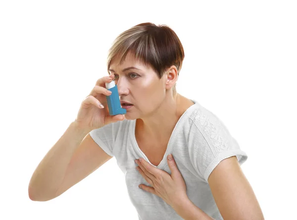 Ενήλικη γυναίκα που χρησιμοποιούν συσκευή εισπνοής — Φωτογραφία Αρχείου