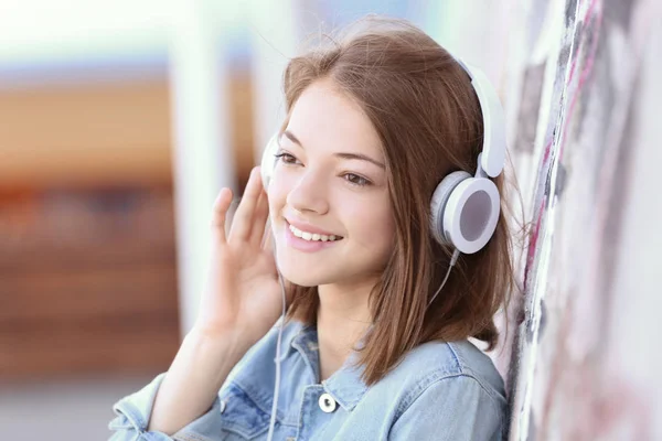 Fiatal lány zenét hallgat — Stock Fotó
