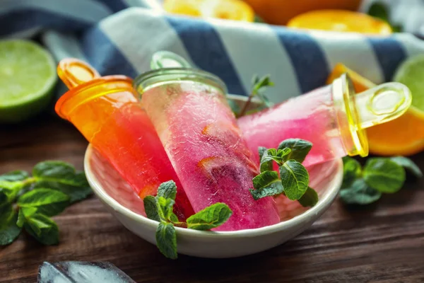 Bowl with delicious citrus popsicles — Stock Photo, Image