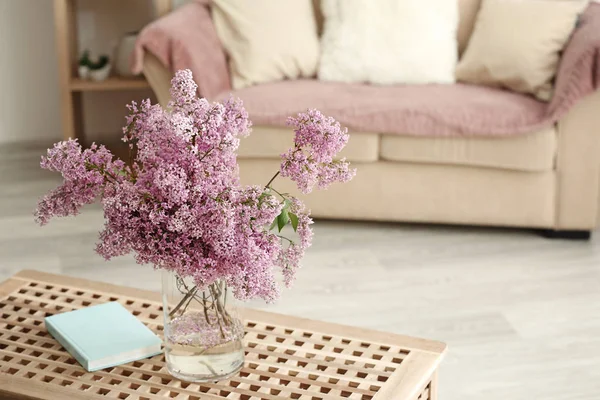 Vase avec de belles fleurs lilas — Photo