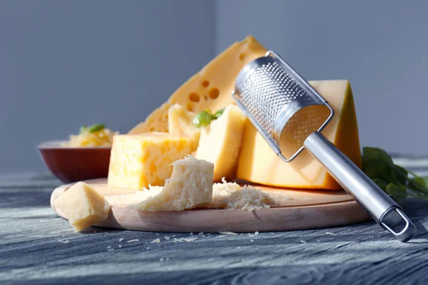 Placa de madeira com queijo diferente — Fotografia de Stock