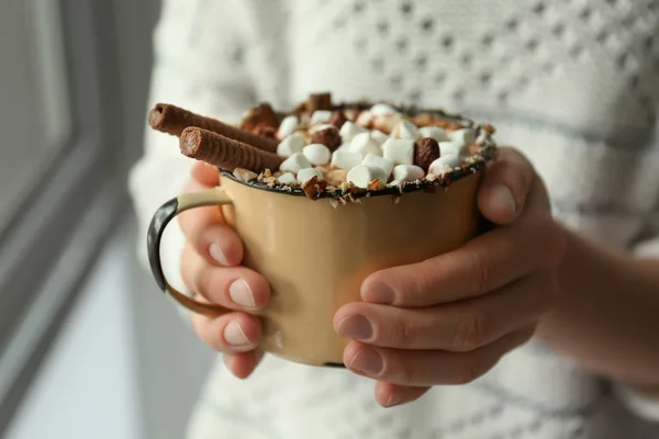 Femme tenant une tasse de cacao — Photo