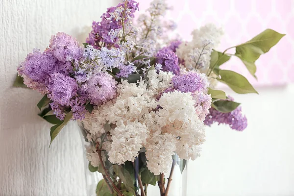 Váza s krásnými fialovými květinami — Stock fotografie