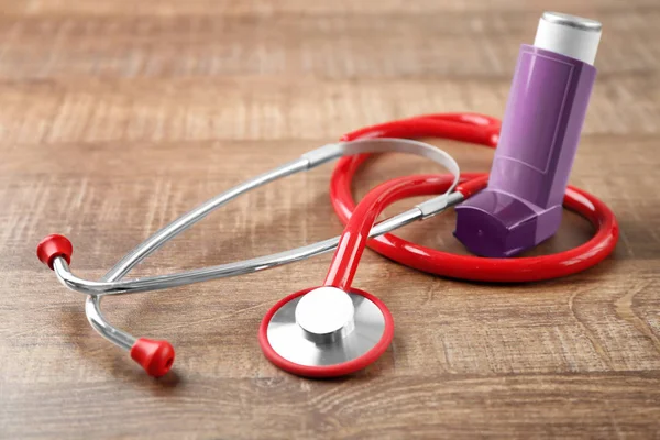 Asthma-Inhalator mit Stethoskop — Stockfoto