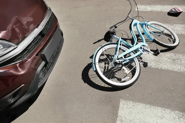 Autó- és kerékpár baleseti úton — Stock Fotó