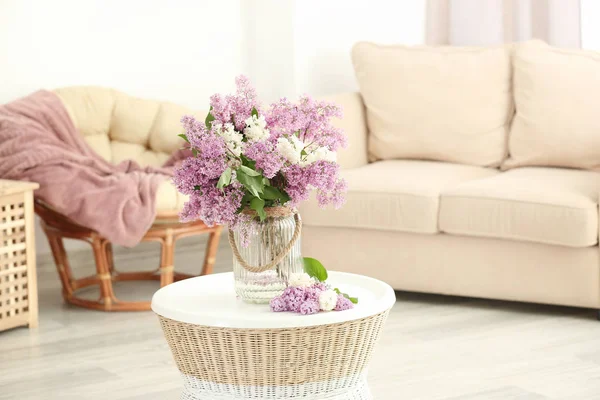 Vase avec de belles fleurs lilas — Photo