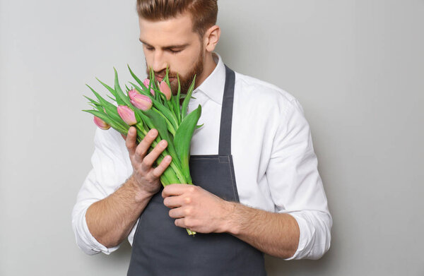 красивый флорист с красивым букетом
 