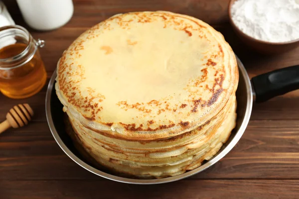 Lekkere pannenkoeken op pan — Stockfoto