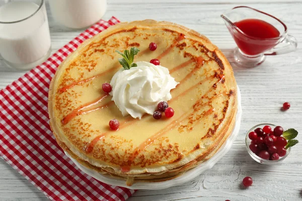 Läckra pannkakor med grädde — Stockfoto