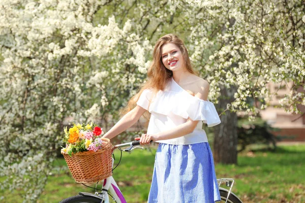 Fiatal nő közelében kerékpár — Stock Fotó