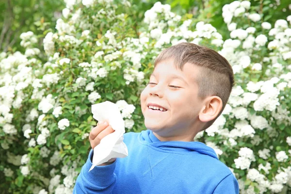 Bersin anak dengan wiper hidung — Stok Foto