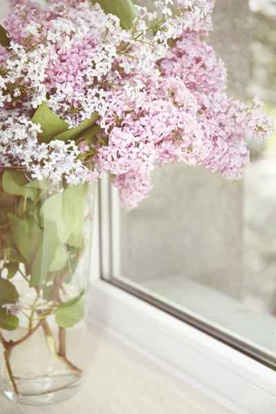 Vaso com belas flores lilás — Fotografia de Stock