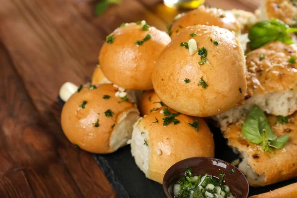 Bakkerijproducten met knoflook en kruiden — Stockfoto