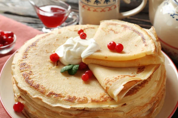 Läckra pannkakor med grädde — Stockfoto